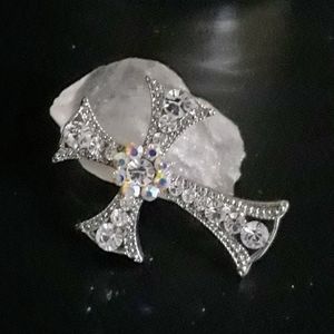 VINTAGE Silvertone and Rhinestone cross brooch